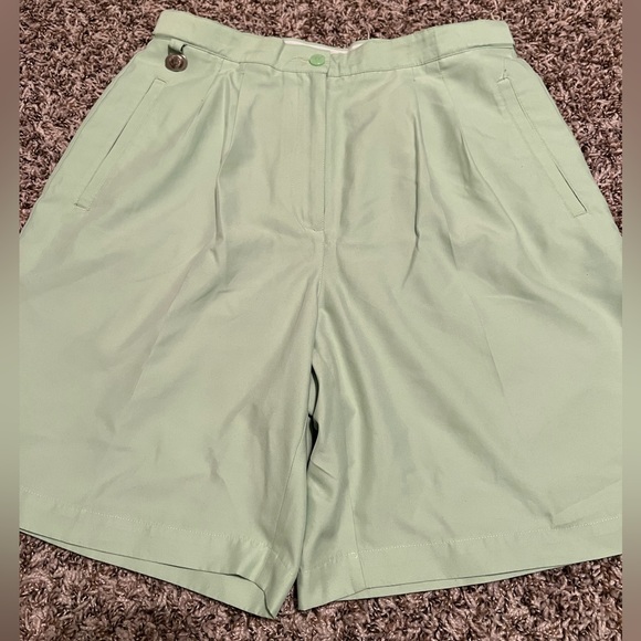 Liz Claiborne Green Golf Shorts 8 - Picture 1 of 5
